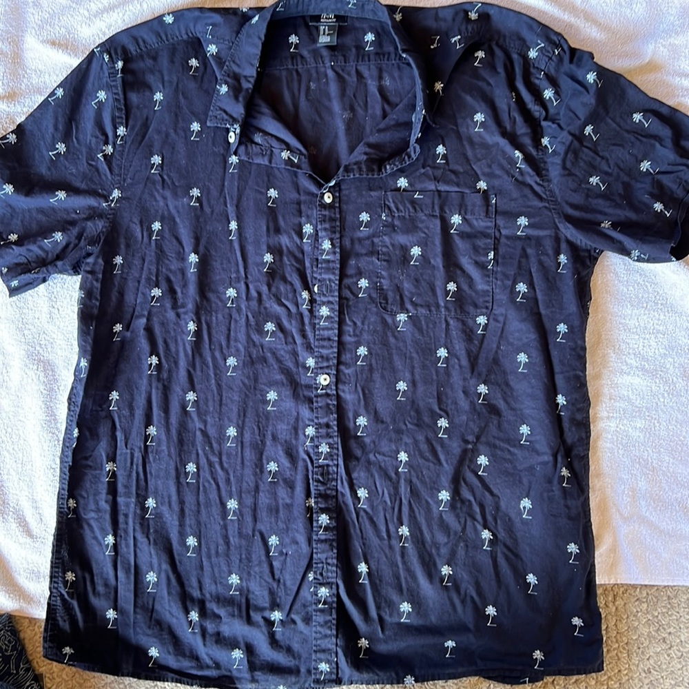 H&M Men’s size XL (runs small) button down shirt.